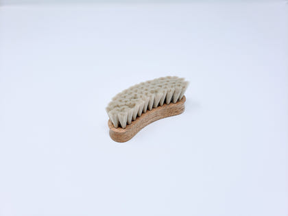 Legends Bright White Synthetic Bright Dawn Goat Hair Crescent Face Brush