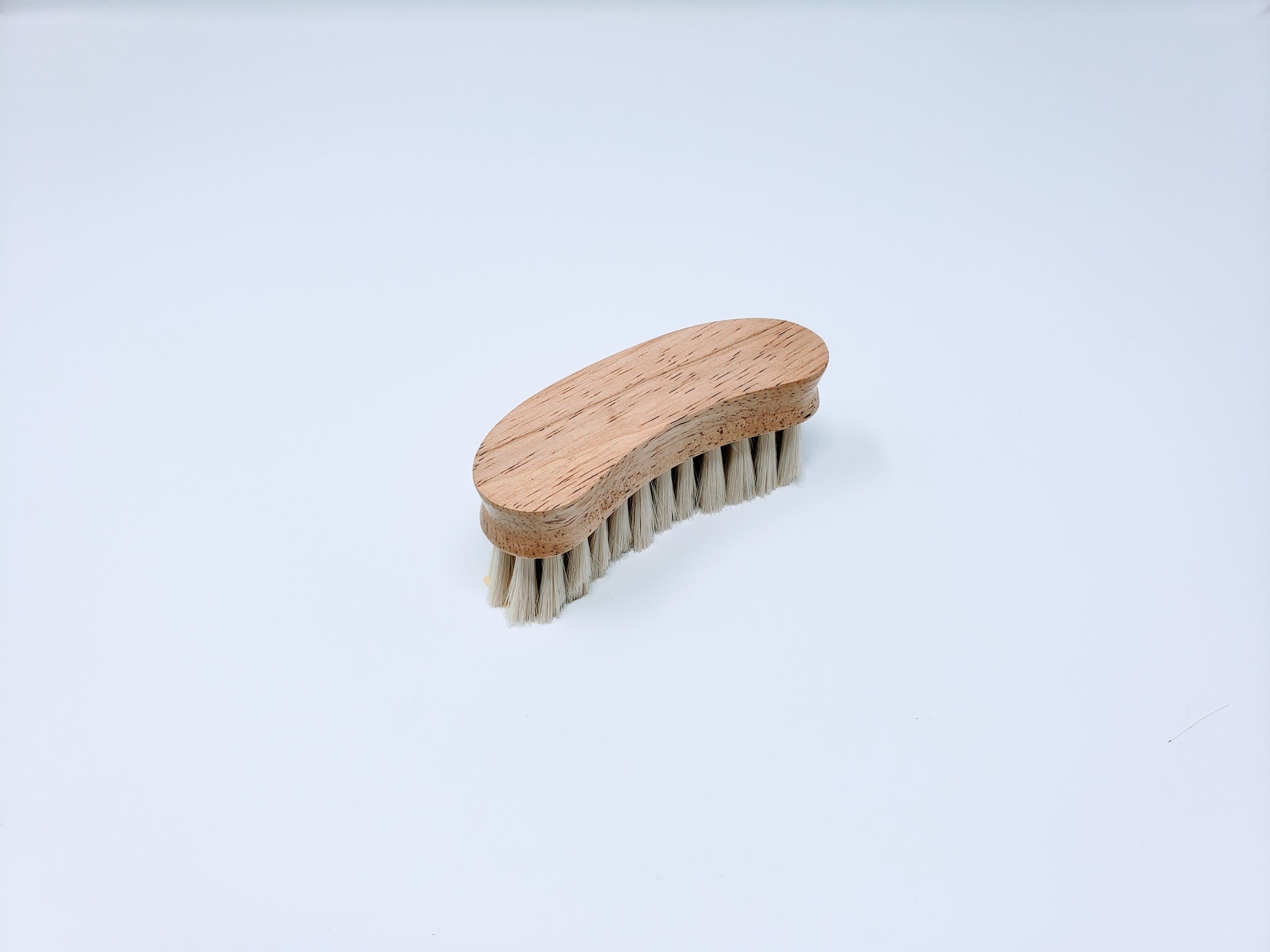 Legends Bright White Synthetic Bright Dawn Goat Hair Crescent Face Brush